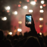 Fan filmt mit Handy auf einem Konzert