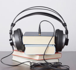 Hörbücher gestapelt mit Kopfhörer