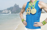Sportler am Strand mit Hashtag- und Goldmedaille um den Hals
