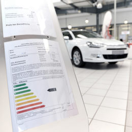 Verbrauchswerteinformation eines Neuwagens in einem Autohaus