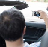 Autofahrer nimmt Selfie von sich im Auto auf