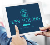 Frau hält Tablet in der Hand, auf dem "Web Hosting" zu lesen ist