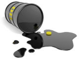 Leeres Ölfass liegt auf dem Boden neben ausgelaufenem Öl