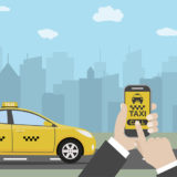 Mann ruft mit Smartphone ein Taxi