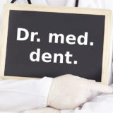 Tafel mit Aufschrift "Dr. med. dent."