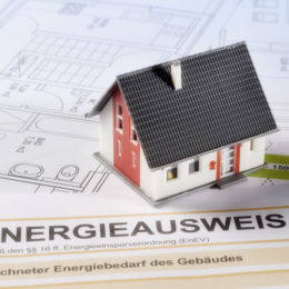 Modell eines Einfamilienhauses das auf einem Energieausweis steht