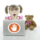 ein junges Mädchen sitzt mit ihrem Teddybären vor dem Laptop und schaut entsetzt, auf dem Laptop ist ein roter Verbots-Aufkleber mit einer ausgestreckten Handy zu sehen