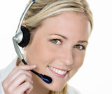 Frau mit Headset telefoniert im Kundenservice