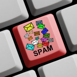 Tastatur mit roter Taste mit der Aufschrift "Spam", Spam-Mail