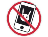 ein Pokemon auf dem Bildschirm eines Smartphones hinter einem roten Verbotsschild