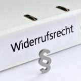 ein Paragrafensymbol vor einem Ordner mit der Aufschrift "Widerrufsrecht"