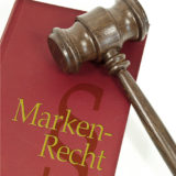 Richterhammer mit Buch Markenrecht