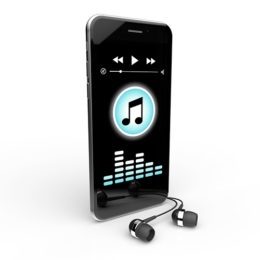 schwarzes Handy mit geöffnetem Musikplayer und Kopfhörern