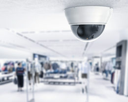 Überwachungskamera im Flughafen