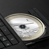 Ein-Euro-Münze in dem CD-Laufwerk eines schwarzen Laptops