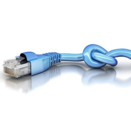 Blaues Internetkabel mit Knoten