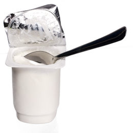 Joghurt offen mit Löffel