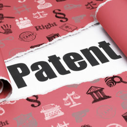 Schriftzug "Patent" unter der aufgerissenen Stelle eines roten Papierumschlags