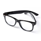 Brillengestell mit schwarzem Rahmen vor weißem Hintergrund