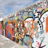 bunte Graffiti auf einer Mauer, Berliner Mauer