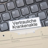 Vertrauliche Krankenakte auf Tastatur