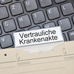 Vertrauliche Krankenakte auf Tastatur