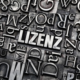 Wort "Lizenz" auf einer Stahlplatte umrandet von verschiedenen Buchstaben