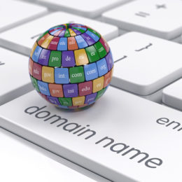 Weltkugel mit Domainnamen auf Tastatur