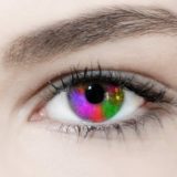 Auge mit bunter Regenbogen-Kontaktlinse in den Farben rot, grün, gelb, violett