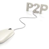 Fiktive Maus, die über ein Kabel an fiktive, dreidimensionale Buchstabenreihe "P2P" angeschlossen ist; vor weißem Hintergrund