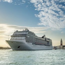 Kreuzfahrtschiff im Meer vor Venedig