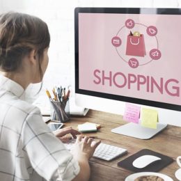 Frau vor Bildschirm beim Online-Shopping