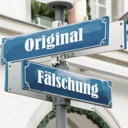 Straßenschilder mit Beschriftung Original und Fälschung