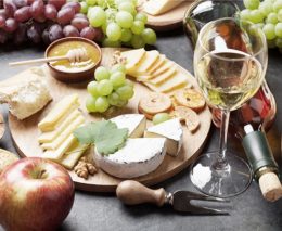 Wein mit Käseplatte, Trauben und Apfel