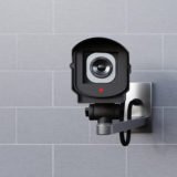 CCTV Kamera an grauer Wand