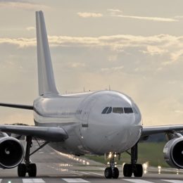 Flugzeug auf der Landebahn