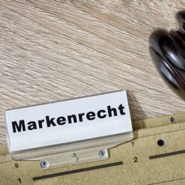 Aktendeckel mit Schild, auf dem "Markenrecht" steht