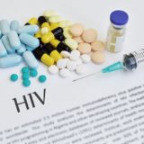 verschiedene Medikamente gegen HIV liegen auf einem Dokument