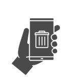 Hand hält Handy mit symbolischem Mülleimer auf Display