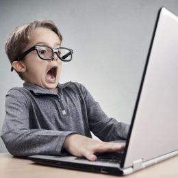 Schockierter Junge vor Laptop