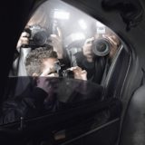 Paparazzo belagern Prominenten und schießen Fotos