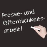 mit Kreide an die Tafel geschrieben "Presse- und Öffentlichkeitsarbeit"