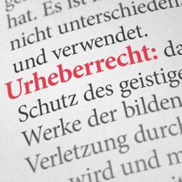 Wörterbuch mit dem Begriff Urheberrecht in roter Schrift