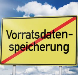 Schild mit Aufschrift Vorratsdatenspeicherung durchgestrichen