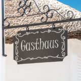 Schild mit der Aufschrift "Gasthaus"