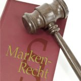 Richterhammer mit Buch Markenrecht