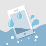 Smartphone fällt ins Wasser