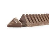 Schokoladenriegel in Pyramidenform vor weißem Hintergrund; Toblerone