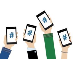 Personen zeigen Hashtags auf ihren Smartphones