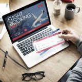 Flugtickets und Flugbuchung auf Laptop